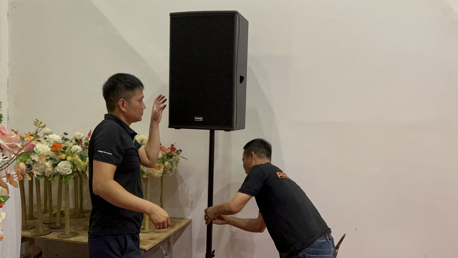 Lắp đặt loa hát sử dụng chân loa