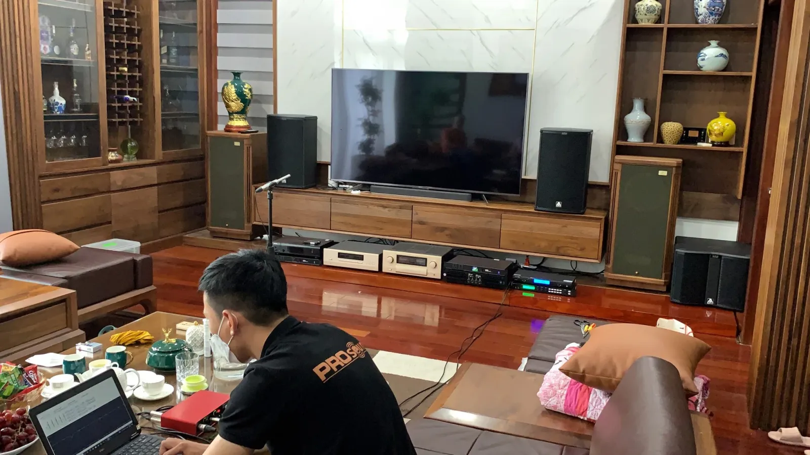 dàn karaoke gia đình được lắp đặt