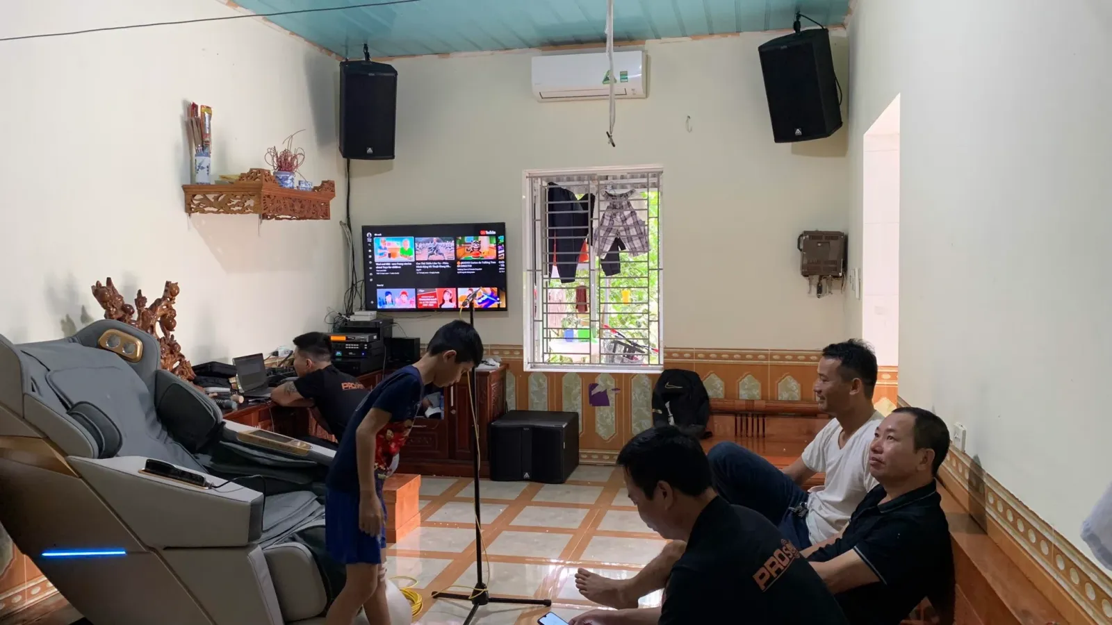 dàn karaoke gia đình được lắp đặt