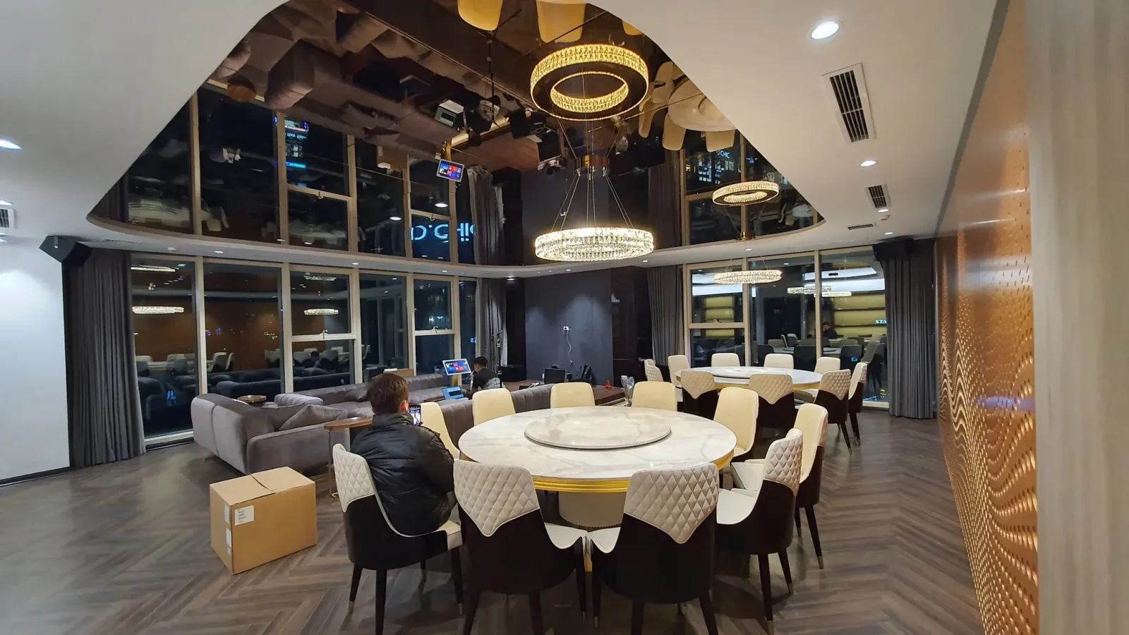 không gian chuyên nghiệp được lắp đặt dàn karaoke