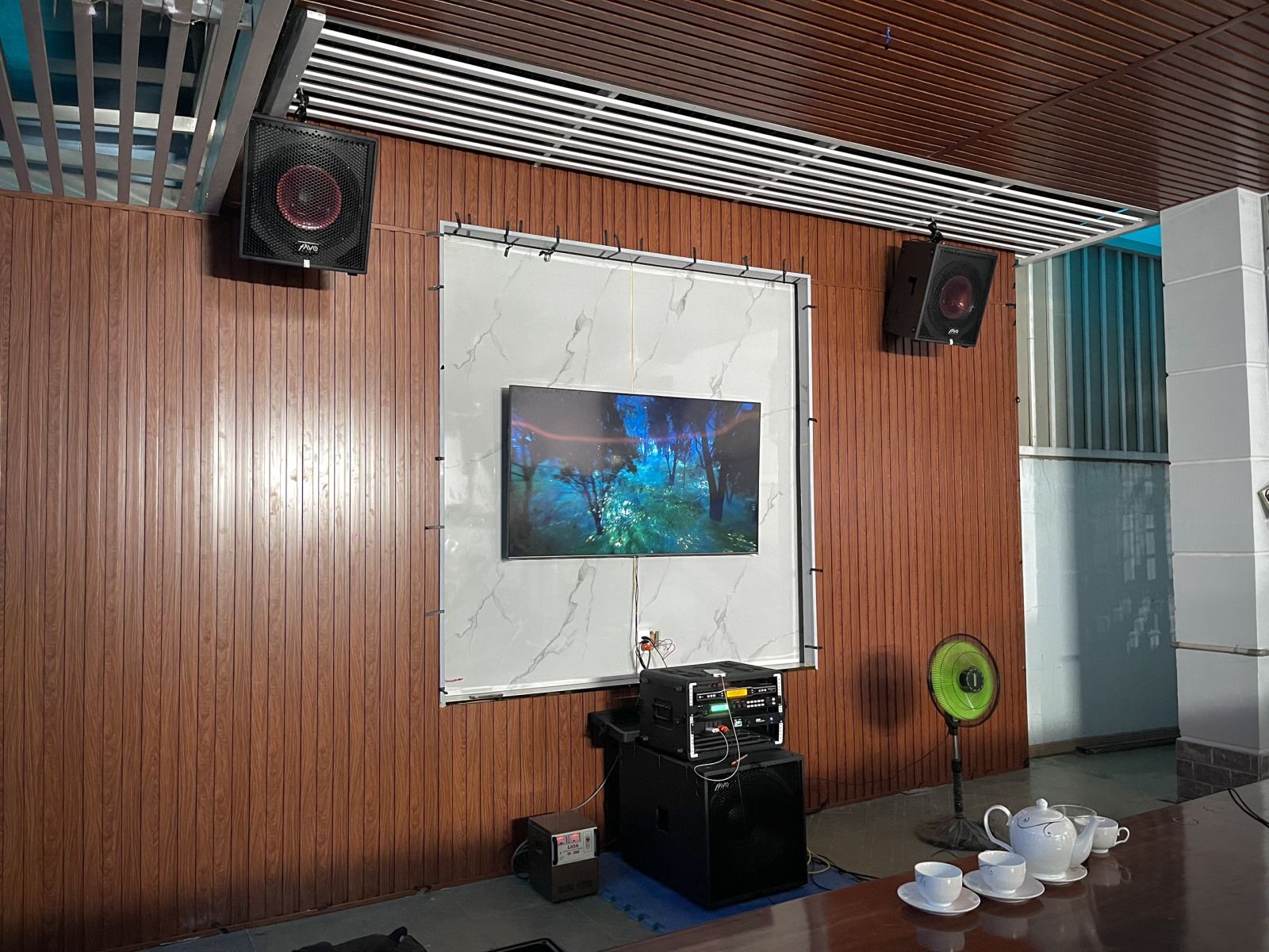 không gian được lắp đặt dàn âm thanh với loa sub hơi