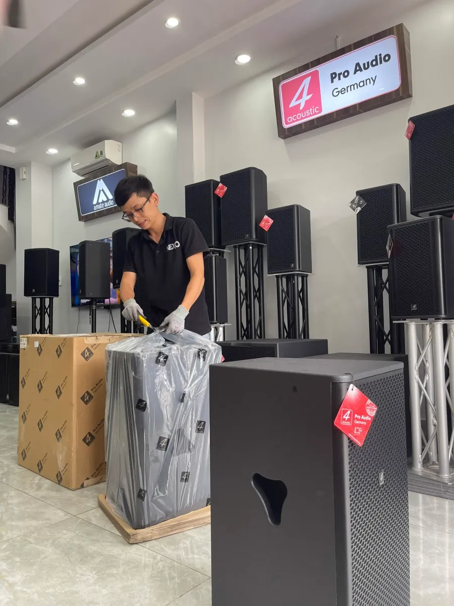 kỹ thuật viên đóng gói sản phẩm