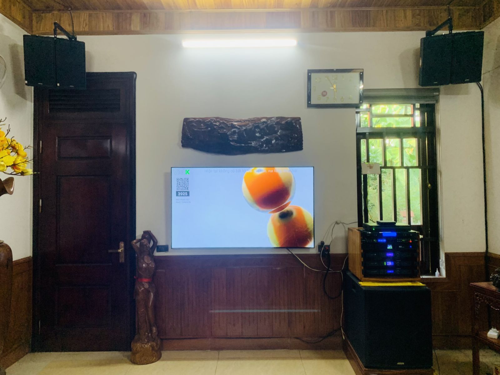 treo loa karaoke gia đình trên tường 