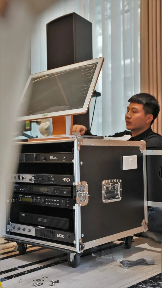 kỹ thuật viên lắp đặt dàn karaoke
