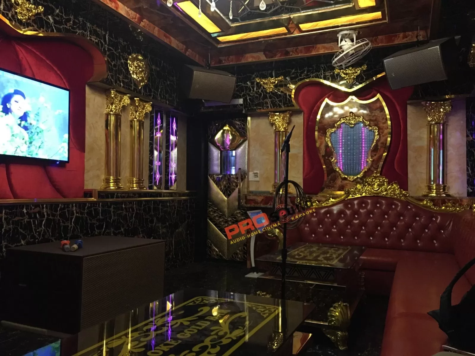 loa hát karaoke chuyên nghiệp được lắp đặt cho phòng hát