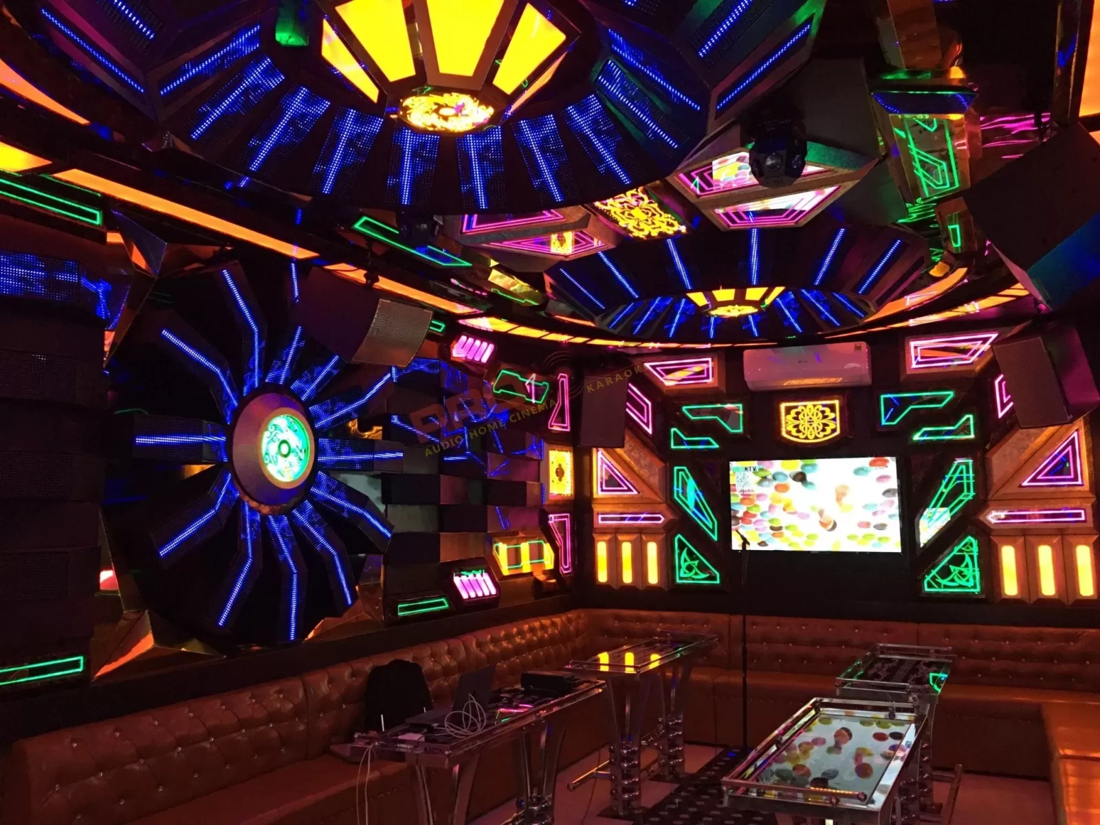 Quán hát chuyên nghiệp