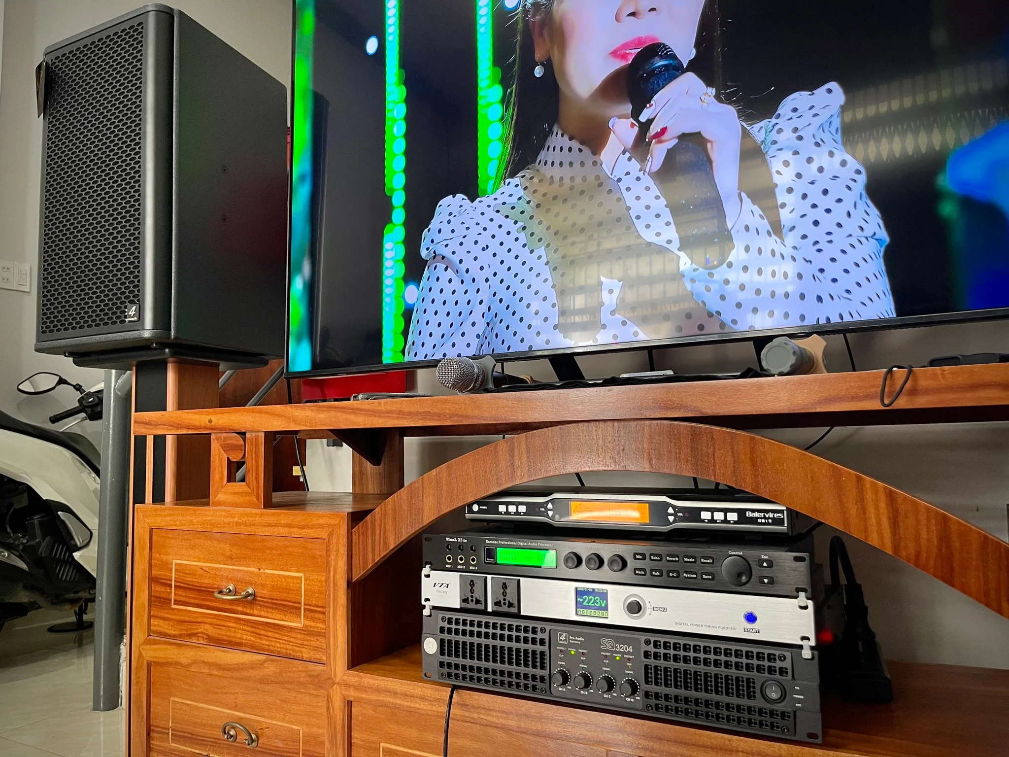 Hệ thống tủ máy của bộ dàn karaoke 4Acoustic 112Q