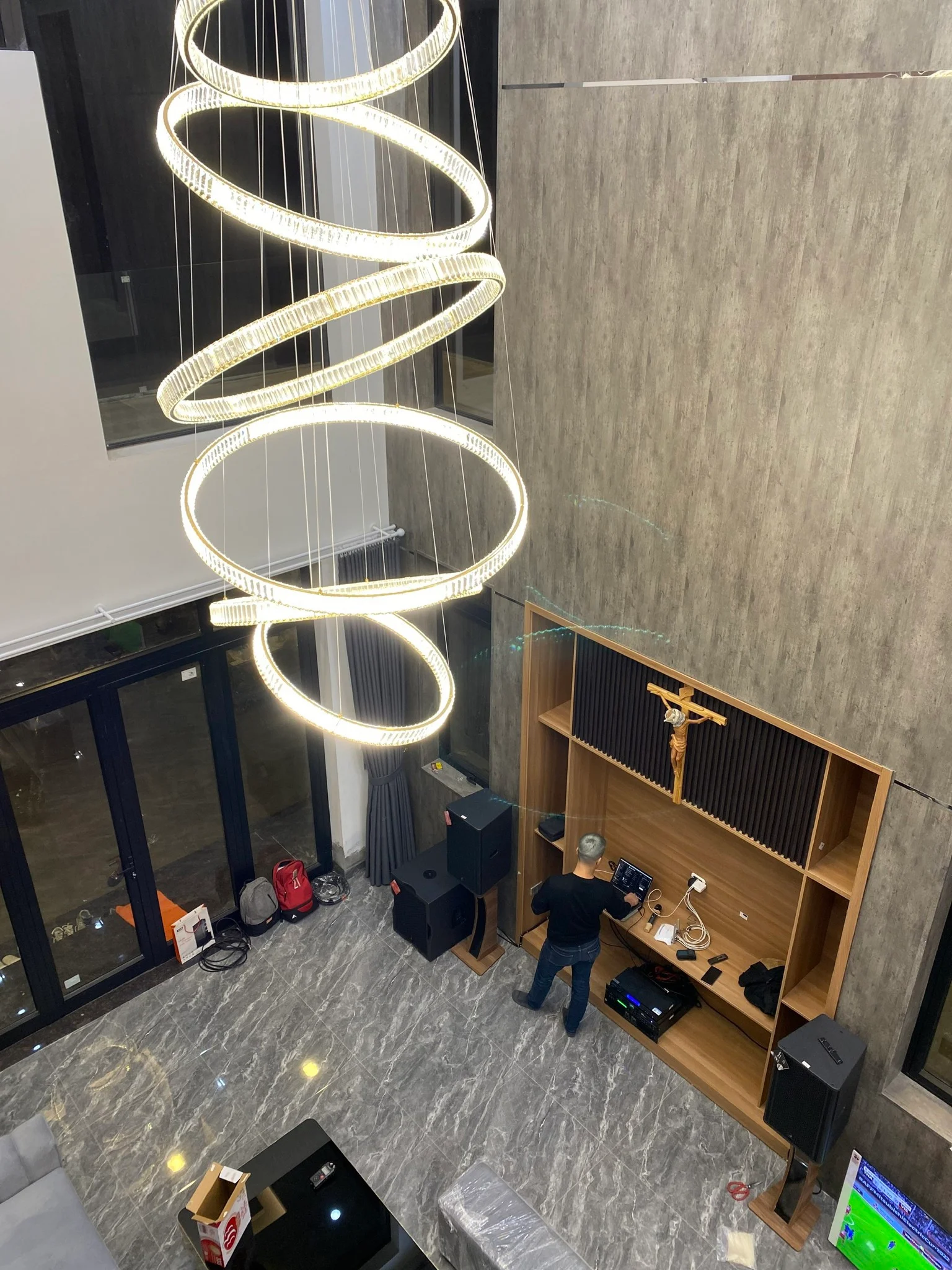 Toàn cảnh không gian lắp đặt của gia đình anh chủ