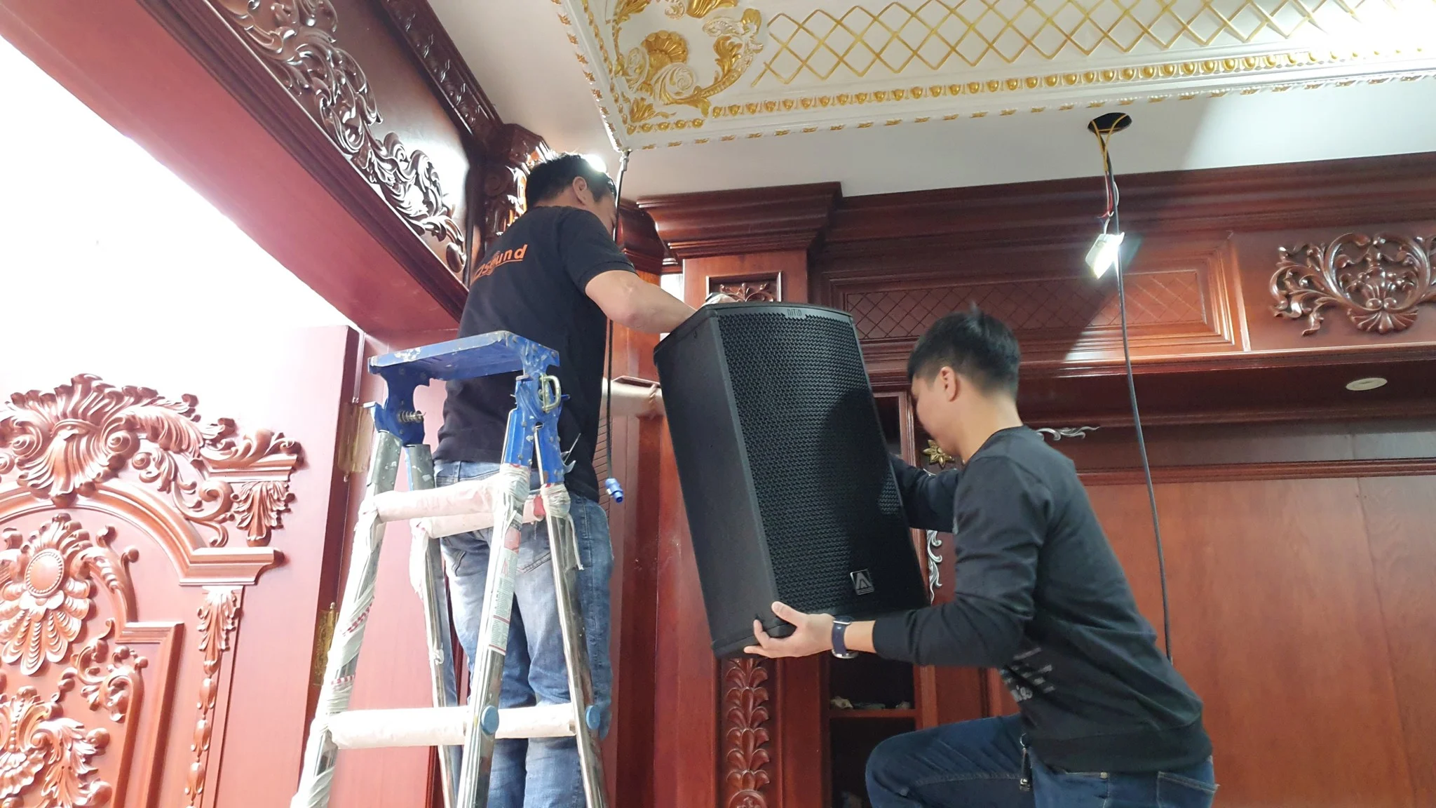 Đội ngũ ProSound đang tiến hành treo lắp loa