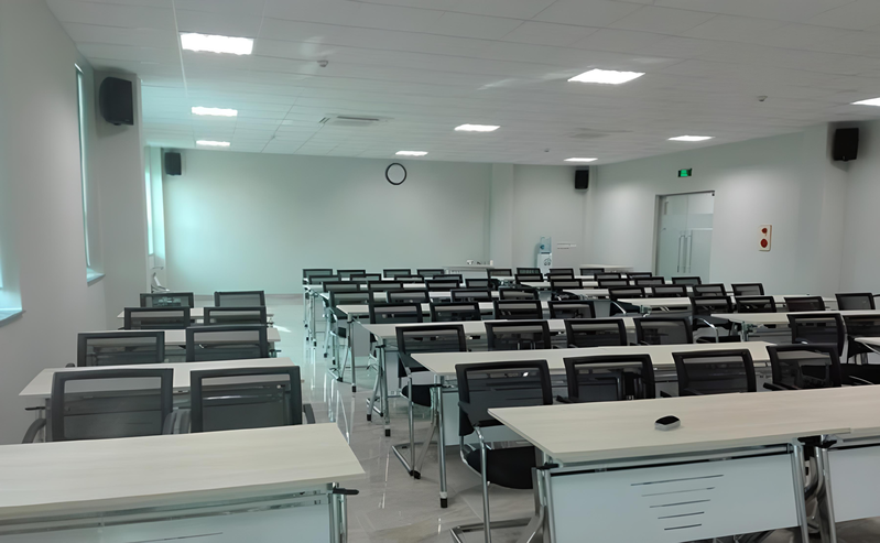 không gian phòng học được lắp đặt hệ thống âm thanh