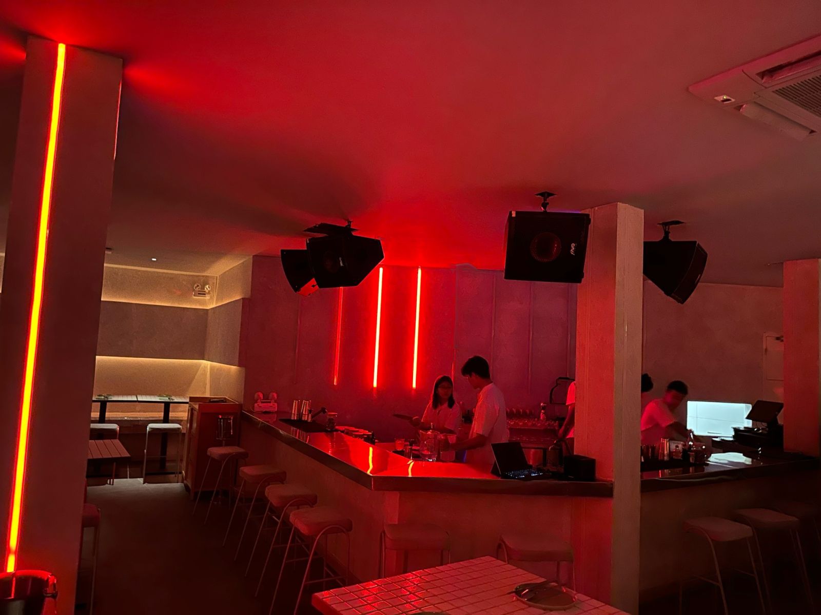 lắp đặt âm thanh quán bar, lounge