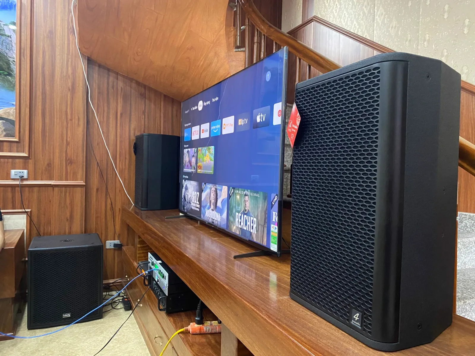 dàn karaoke gia đình được lắp đặt cho phòng khách