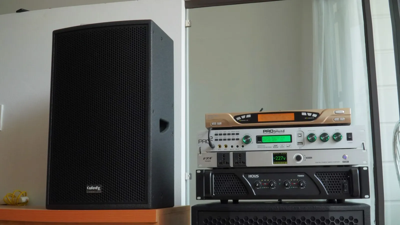 mua dàn karaoke gia đình với thiết bị chính hãng