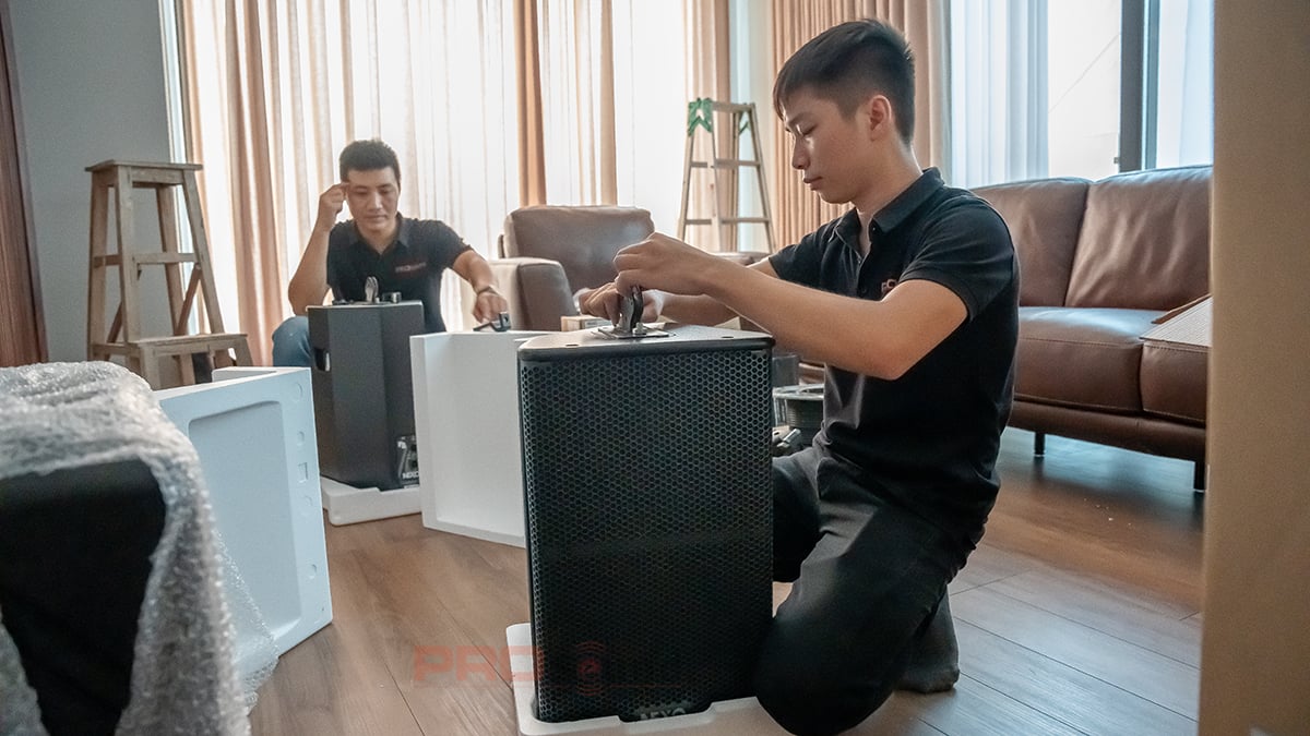 nhân viên kỹ thuật lắp dàn karaoke giá rẻ