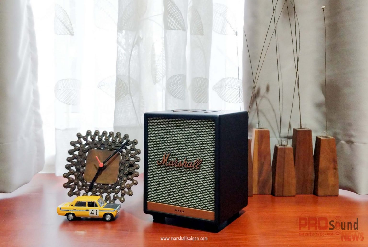 Marshall Acton II Voice Giữ nguyên cấu hình thông số như Acton II Bluetooth, bản Voice cập nhật thêm wifi và trợ lý ảo. Thiết kế được lược bỏ bớt nút gạt On/Off giữ trạng thái loa luôn bật để luôn giữ kết nối.  Marshall Stanmore II Voice Không khác gì bản Stanmore II Bluetooth, bản voice lược bỏ cần gạt On/off nâng cấp thêm Wifi và trợ lý ảo.  Marshall UxBridge Là mẫu loa mới nhất trong gia đình Marshall. Uxbridge là dòng loa nhỏ nhất tích hợp trợ lý ảo và nhiều công nghệ mới như Air Play 2 của Apple.  Công suất 30W và thiết kế nhỏ gọn ấn tượng khi decor trong phòng ngủ.