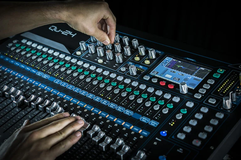 Bàn Mixer Allen & Heath QU24