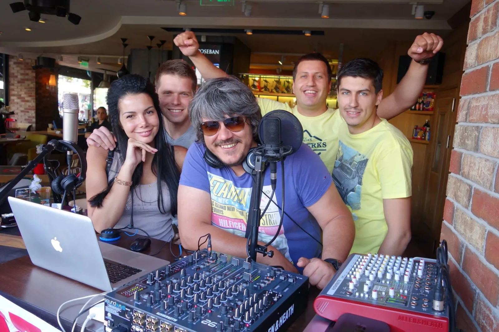 ALLEN & HEATH ZED10FX ứng dụng 