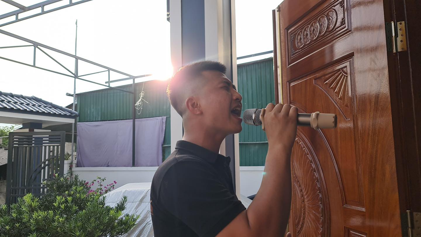 ca hát bằng Micro Baiervires 1