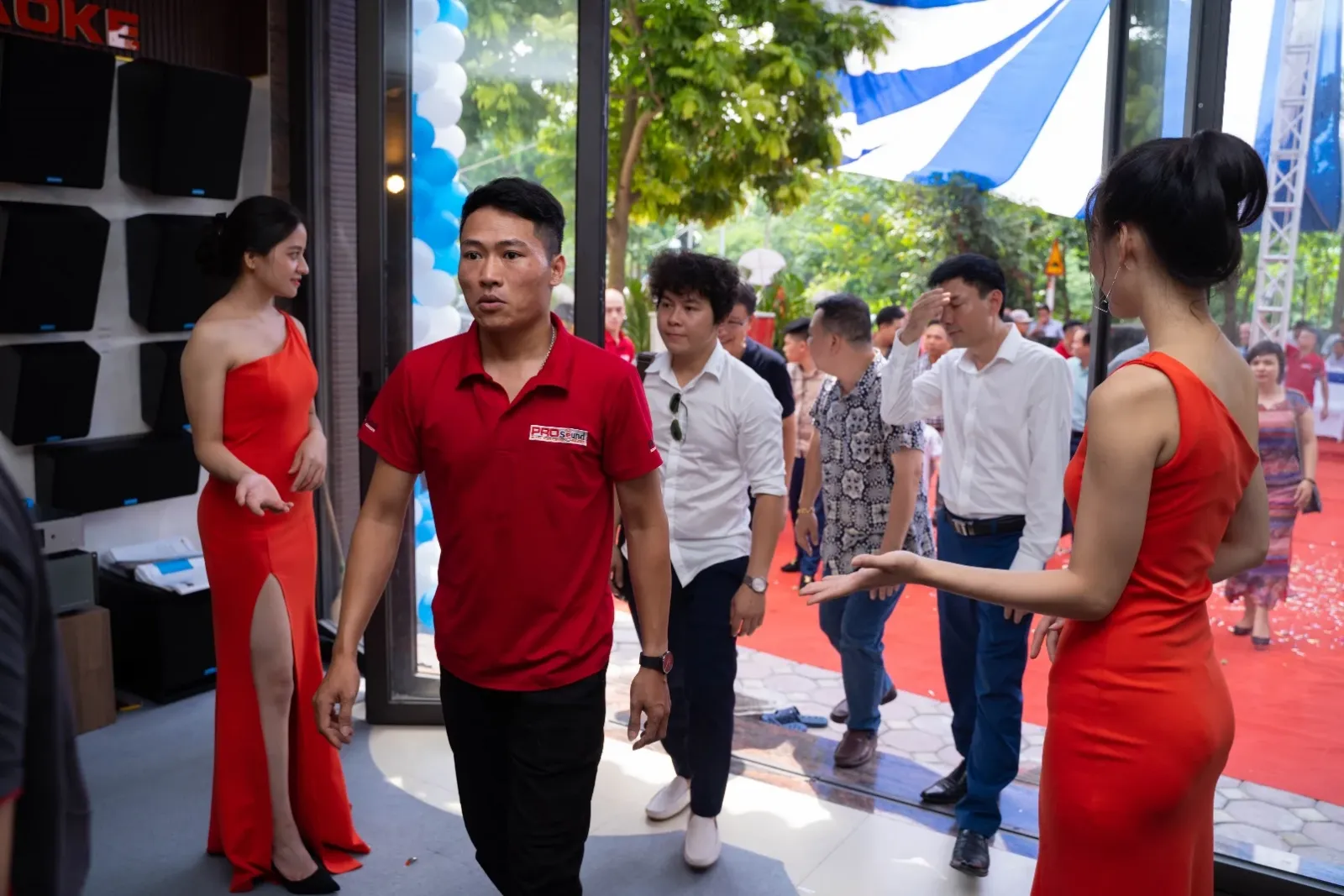 đông đảo quan khách