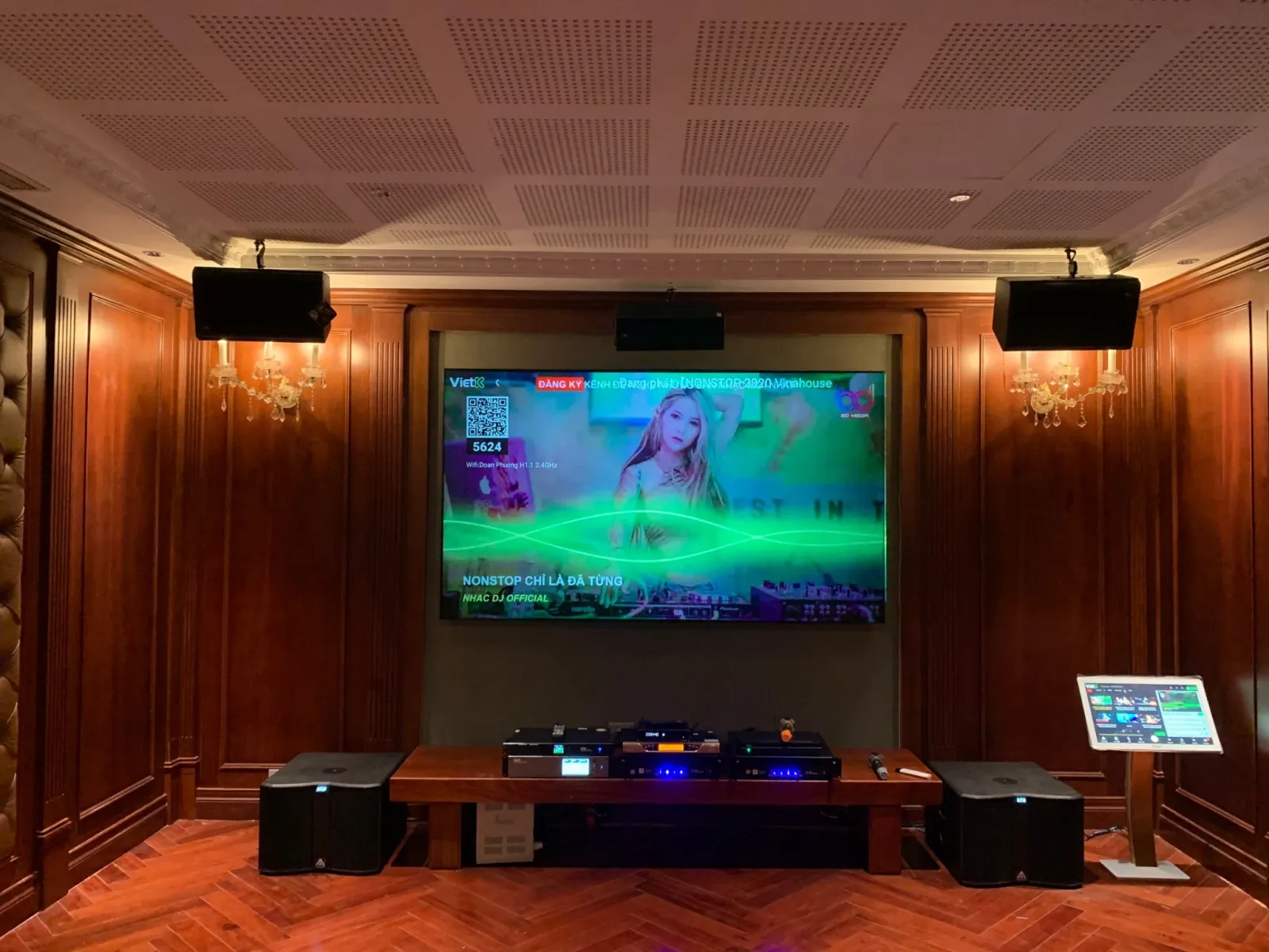 Hệ thống giải trí tích hợp xem phim hát Karaoke và nghe nhạc cao cấp