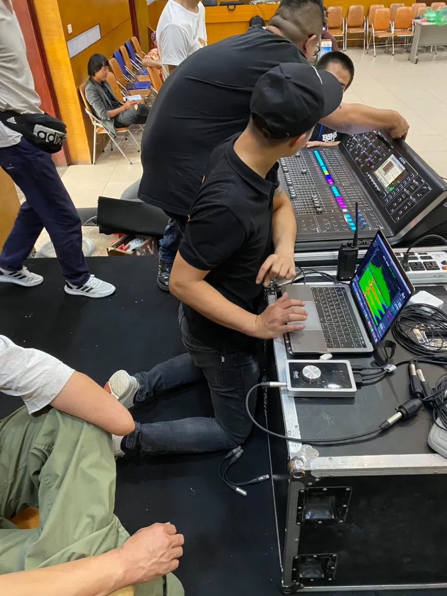 4-Acoustic đồng h&agrave;nh c&ugrave;ng Rock 