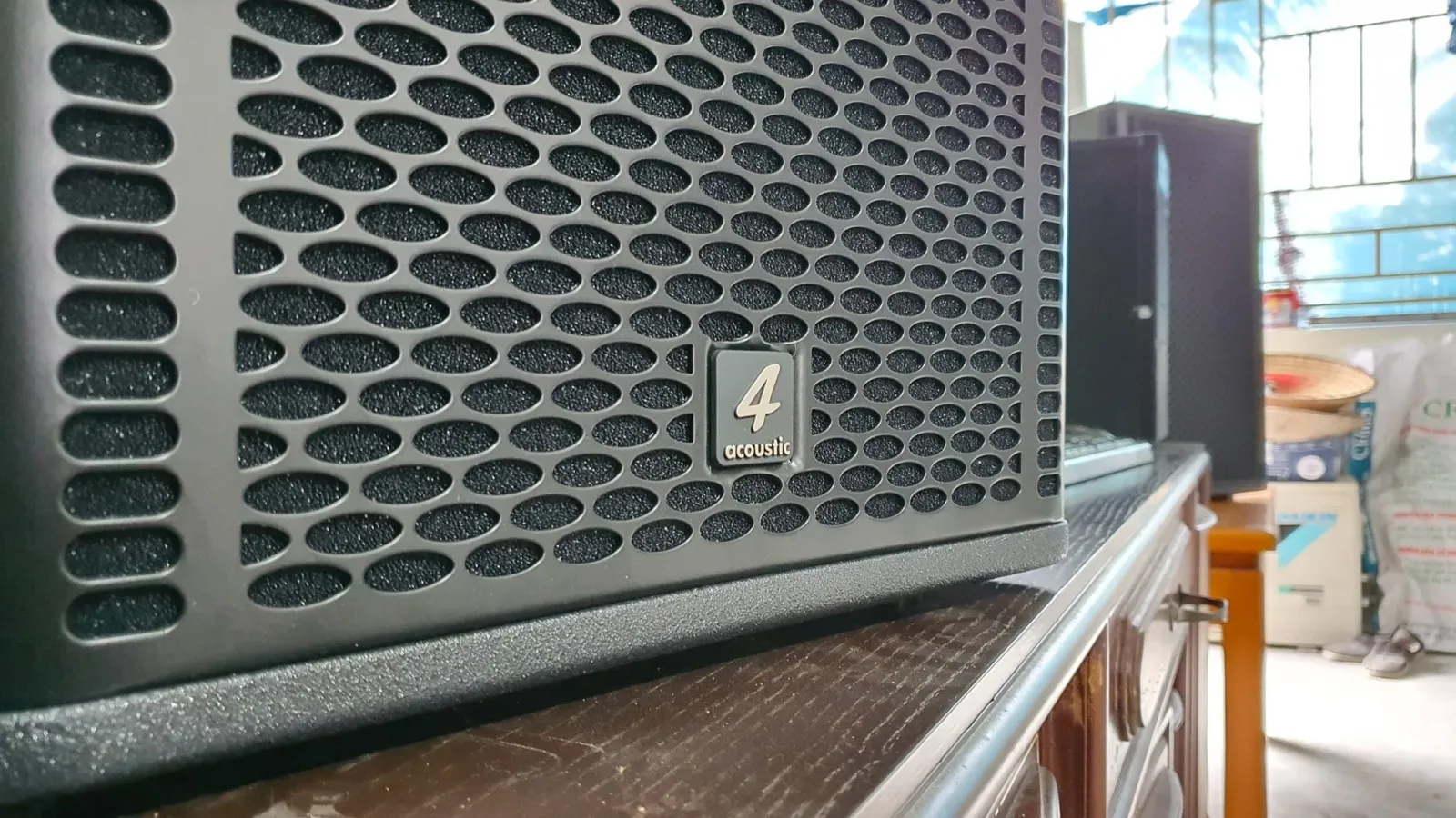 mẫu loa hát karaoke