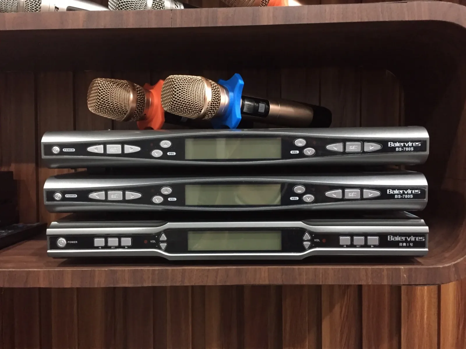 Nên mua micro không dây của hãng nào là tốt nhất hiện nay?