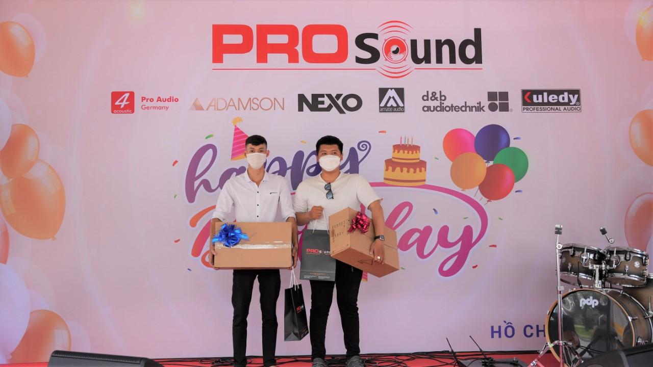 trao quà cho khách hàng đến sinh nhật prosound
