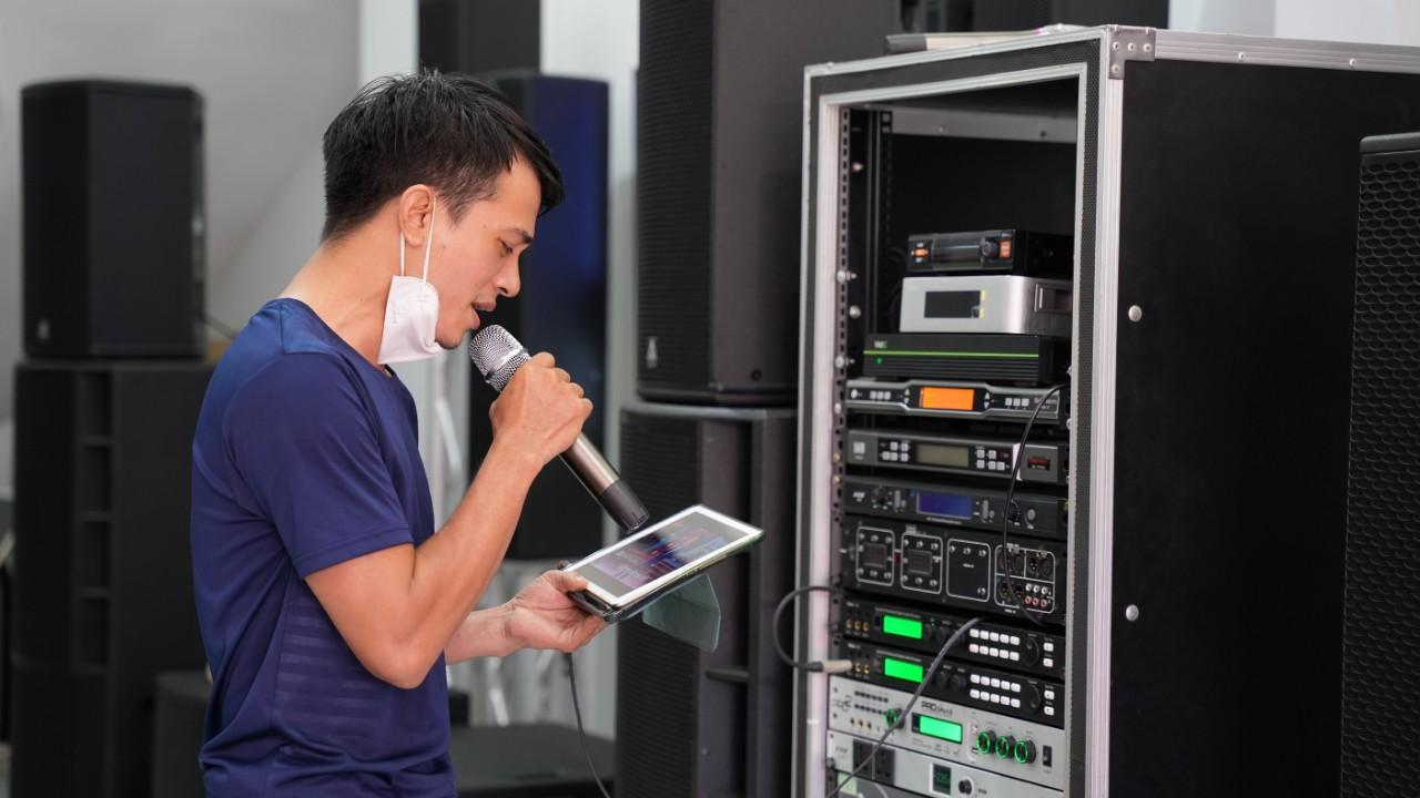 Khách hàng trải nghiệm karaoke với micro Baiervires 9500 và dàn loa 4-Acoustic