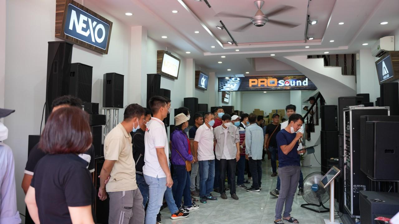 khách trải nghiệm loa amate